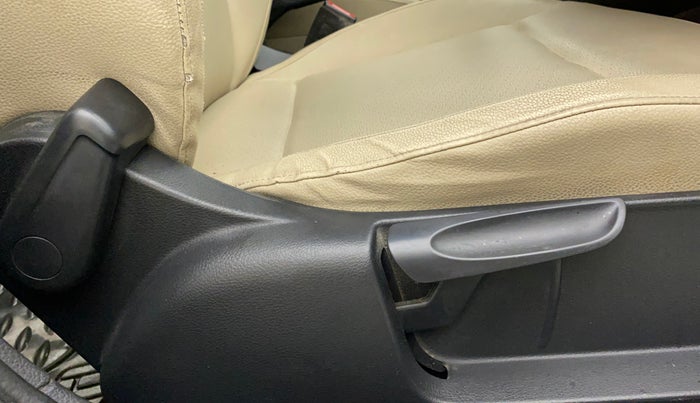 2017 Skoda Rapid STYLE 1.6 MPI, Petrol, Manual, 60,139 km, Driver Side Adjustment Panel