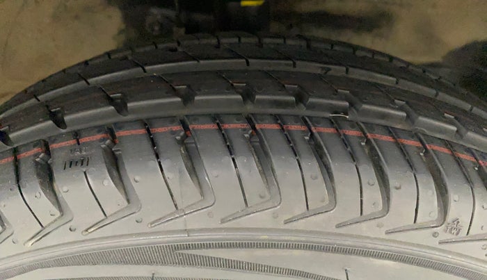 2013 Maruti Wagon R 1.0 LXI CNG, CNG, Manual, 1,04,404 km, Right Front Tyre Tread