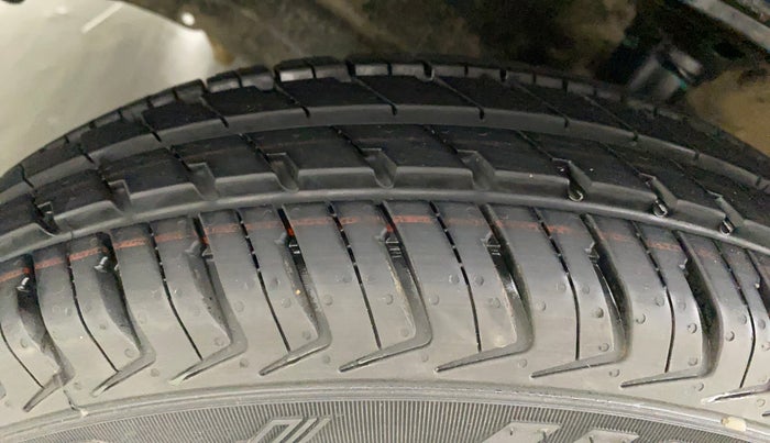 2013 Maruti Wagon R 1.0 LXI CNG, CNG, Manual, 1,04,404 km, Left Front Tyre Tread