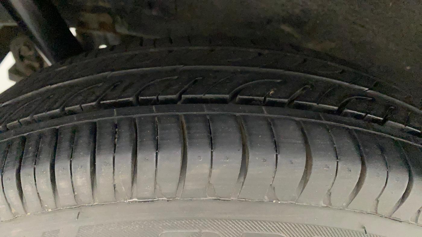 2013 Maruti Wagon R 1.0 LXI CNG, CNG, Manual, 1,04,404 km, Right Rear Tyre Tread