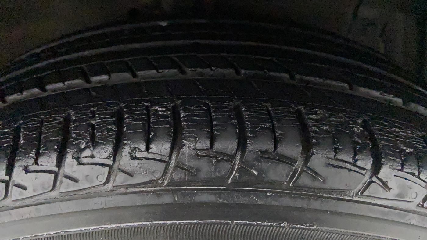 2015 Maruti Ciaz VXI, Petrol, Manual, 44,283 km, Right Front Tyre Tread