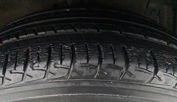 2015 Maruti Ciaz VXI, Petrol, Manual, 44,283 km, Right Front Tyre Tread