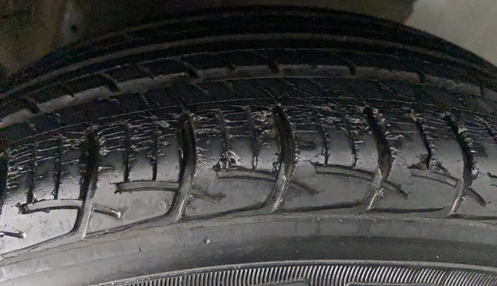 2015 Maruti Ciaz VXI, Petrol, Manual, 44,283 km, Left Rear Tyre Tread