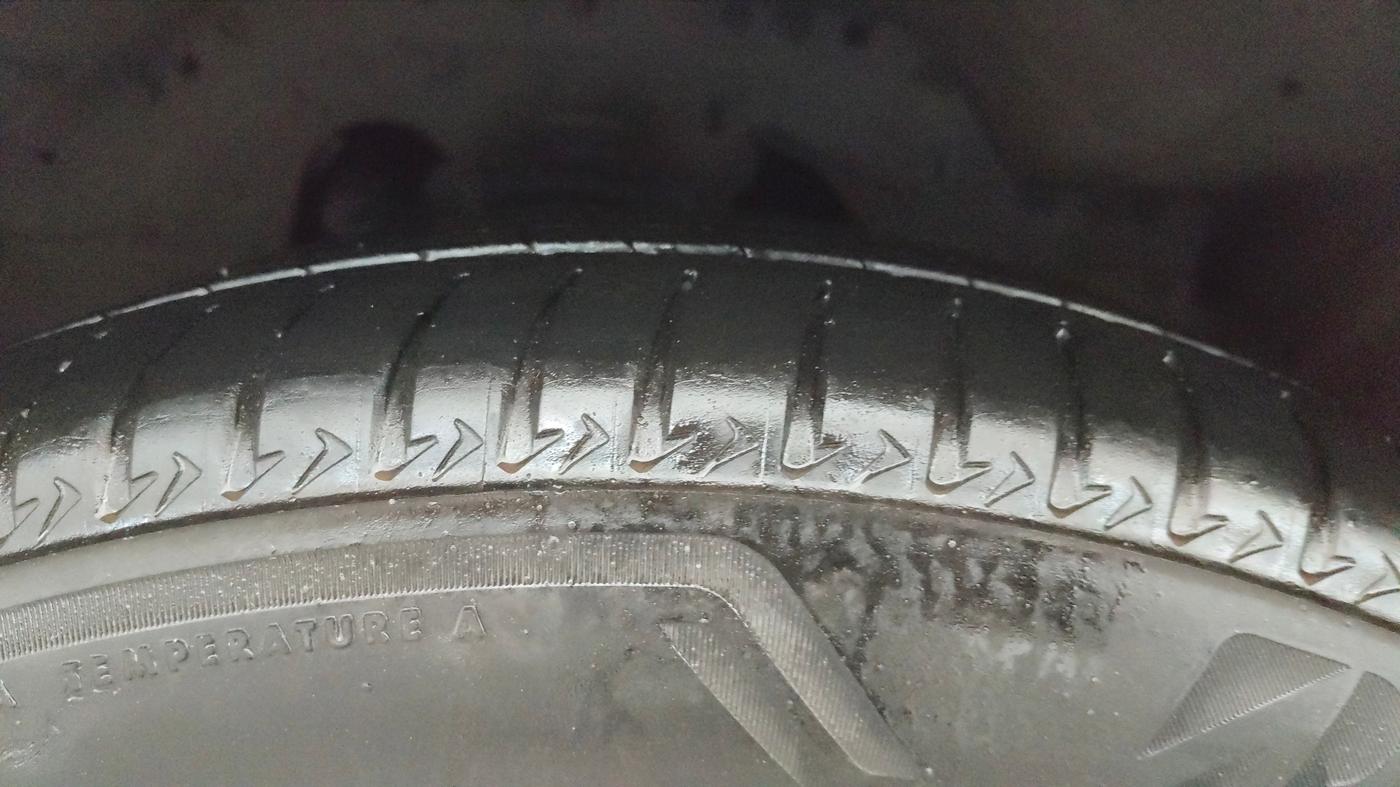 2019 Tata Hexa XTA 4X2 7 STR, Diesel, Automatic, 46,607 km, Left Front Tyre Tread