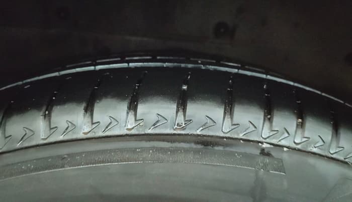 2019 Tata Hexa XTA 4X2 7 STR, Diesel, Automatic, 46,801 km, Right Rear Tyre Tread