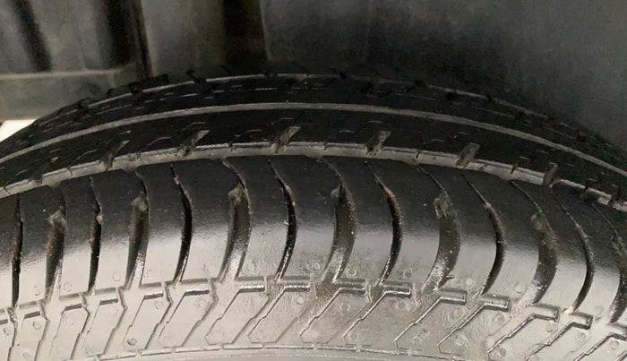 2016 Maruti Swift VXI, Petrol, Manual, 11,290 km, Right Rear Tyre Tread