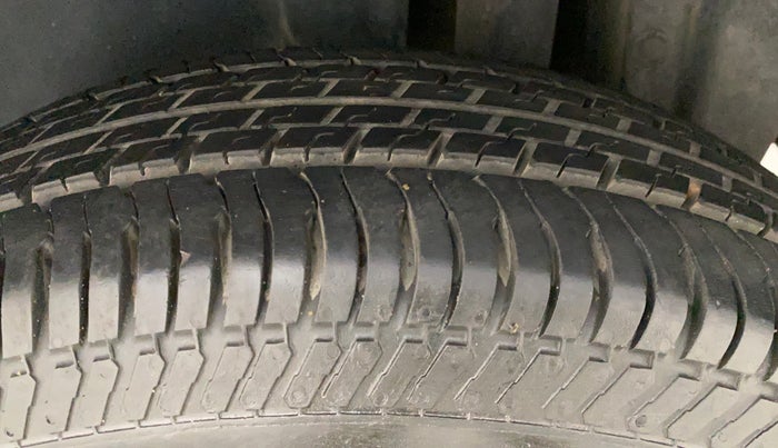 2016 Maruti Swift VXI, Petrol, Manual, 11,290 km, Left Rear Tyre Tread
