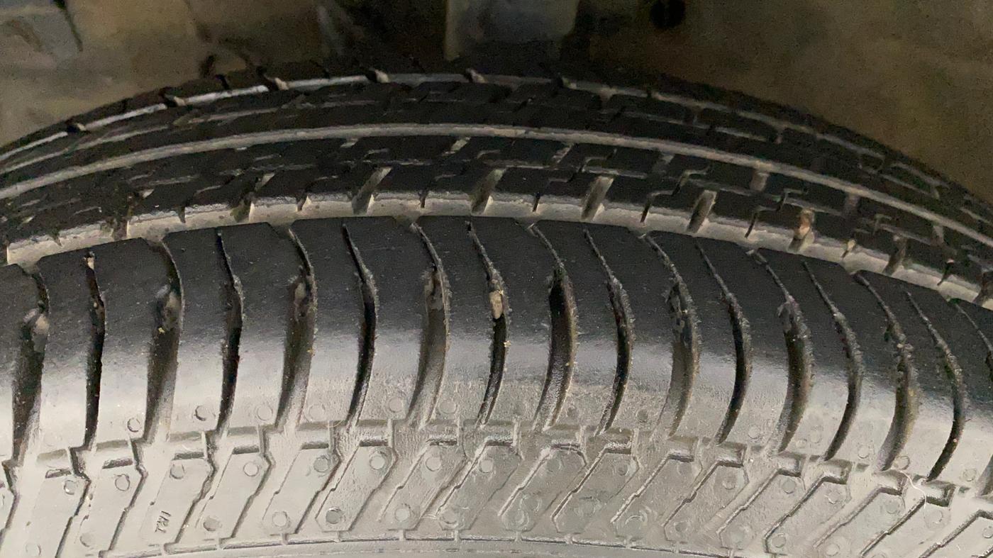 2016 Maruti Swift VXI, Petrol, Manual, 11,290 km, Left Front Tyre Tread