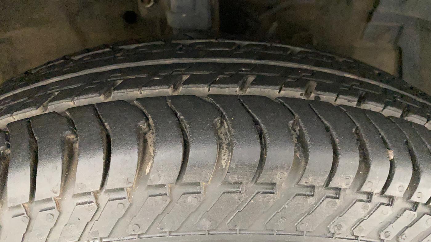 2016 Maruti Swift VXI, Petrol, Manual, 11,290 km, Right Front Tyre Tread