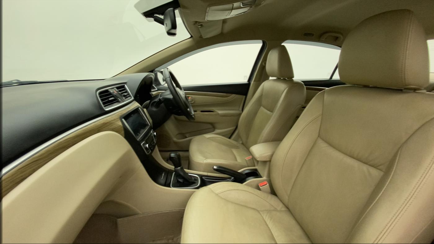 2018 Maruti Ciaz ALPHA  AT 1.5 SHVS PETROL, Petrol, Automatic, 1,04,059 km, Right Side Front Door Cabin