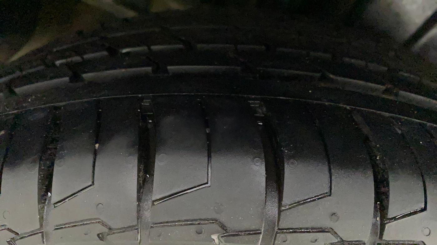 2018 Maruti Ciaz ALPHA  AT 1.5 SHVS PETROL, Petrol, Automatic, 1,04,059 km, Right Rear Tyre Tread