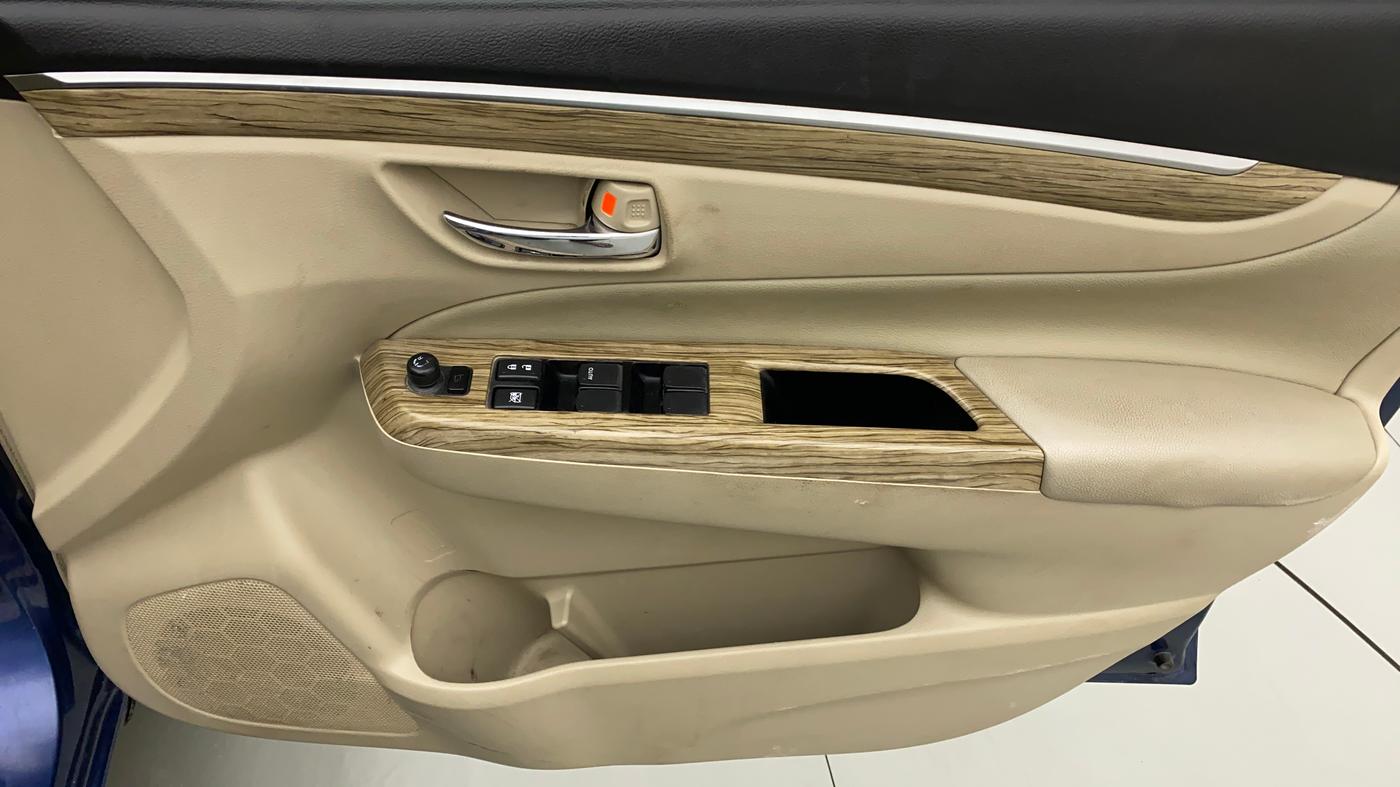 2018 Maruti Ciaz ALPHA  AT 1.5 SHVS PETROL, Petrol, Automatic, 1,04,059 km, Driver Side Door Panels Control
