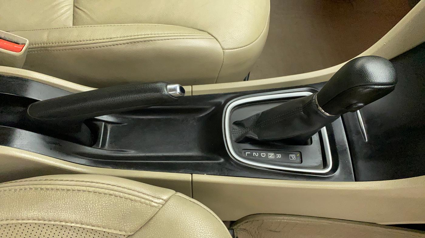 2018 Maruti Ciaz ALPHA  AT 1.5 SHVS PETROL, Petrol, Automatic, 1,04,059 km, Gear Lever