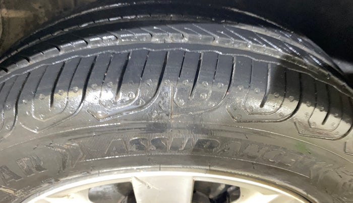 2016 Volkswagen Vento HIGHLINE PETROL AT, Petrol, Automatic, 1,14,318 km, Right Front Tyre Tread