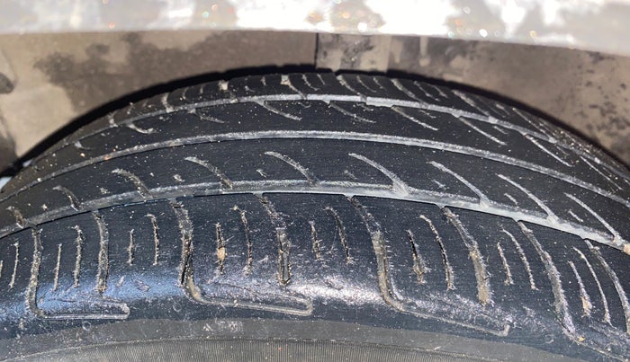 2017 Maruti Wagon R 1.0 VXI, Petrol, Manual, 62,961 km, Left Front Tyre Tread