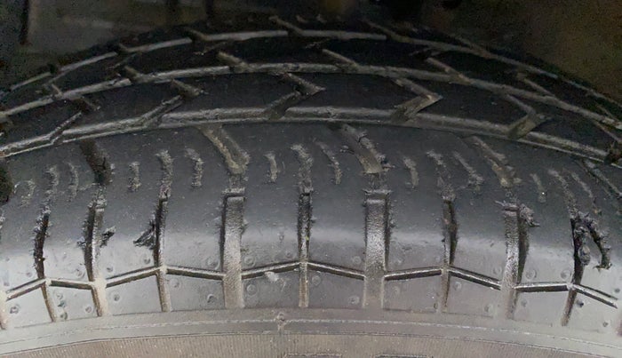 2015 Maruti Swift LXI OPT, Petrol, Manual, 38,848 km, Right Front Tyre Tread