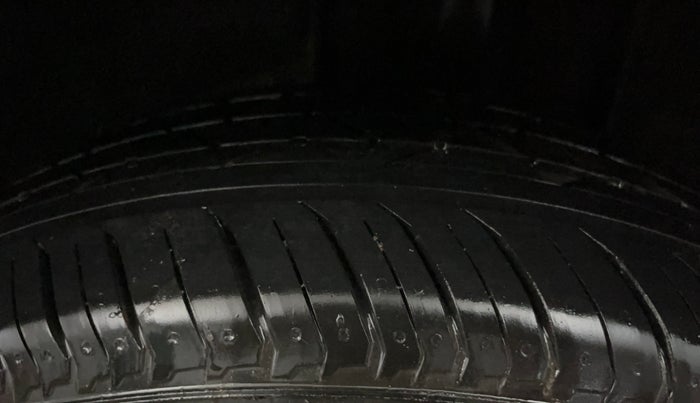 2021 Nissan MAGNITE XV PREMIUM TURBO CVT DUAL TONE, Petrol, Automatic, 62,027 km, Left Rear Tyre Tread