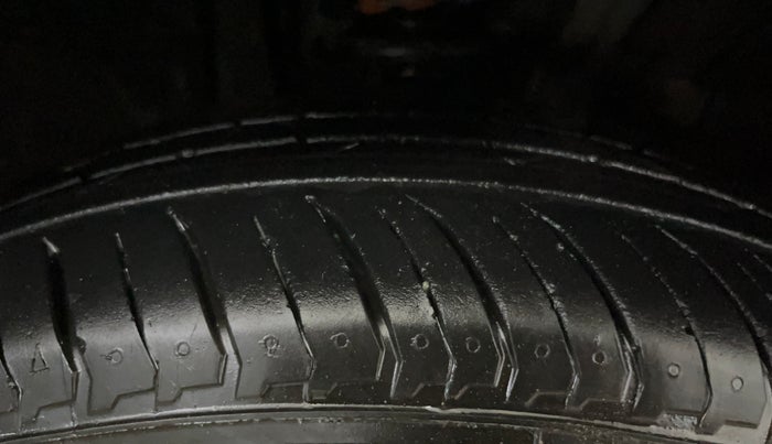 2021 Nissan MAGNITE XV PREMIUM TURBO CVT DUAL TONE, Petrol, Automatic, 62,027 km, Right Front Tyre Tread