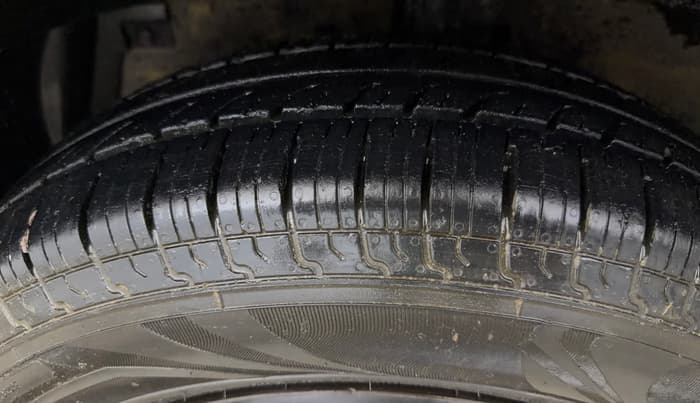 2014 Maruti Swift VXI, Petrol, Manual, 88,541 km, Left Front Tyre Tread