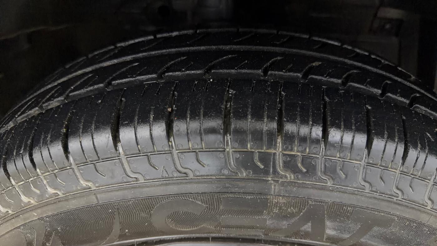 2014 Maruti Swift VXI, Petrol, Manual, 88,541 km, Right Front Tyre Tread