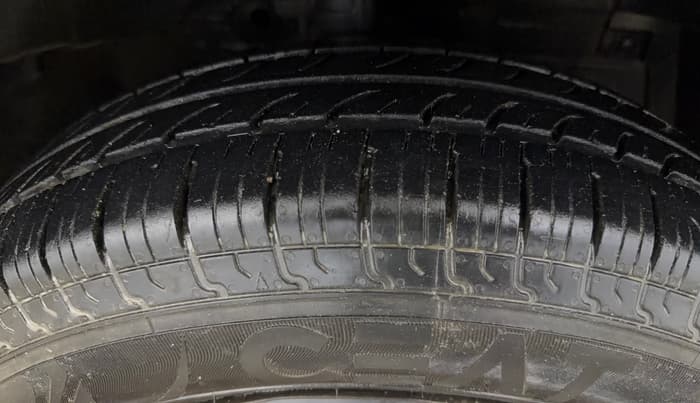2014 Maruti Swift VXI, Petrol, Manual, 88,541 km, Right Front Tyre Tread
