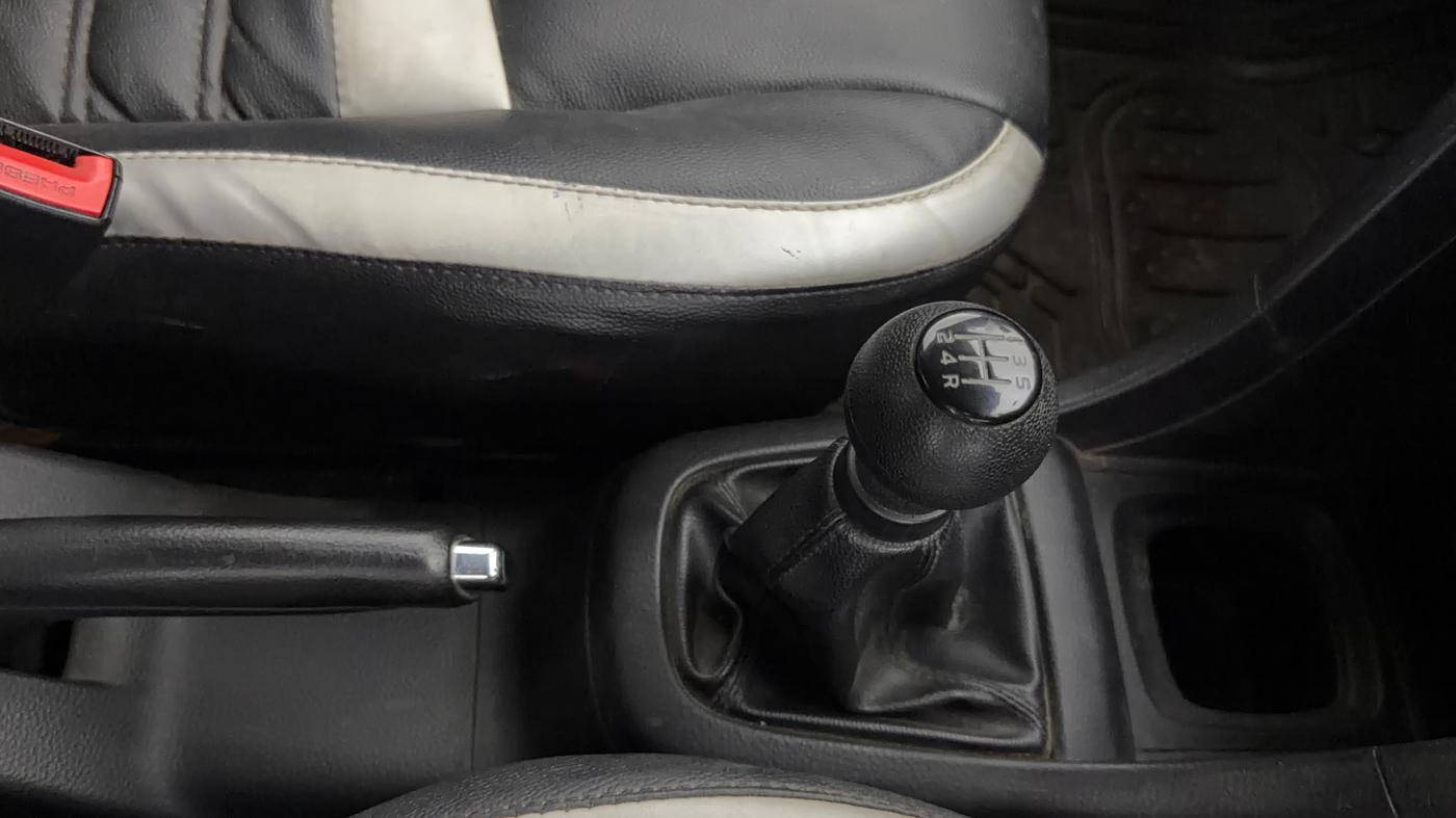 2014 Maruti Swift VXI, Petrol, Manual, 88,541 km, Gear Lever