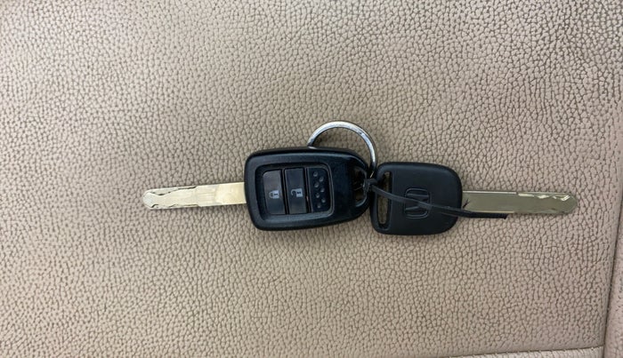 2019 Honda Amaze 1.2L I-VTEC S, CNG, Manual, 68,383 km, Key Close Up
