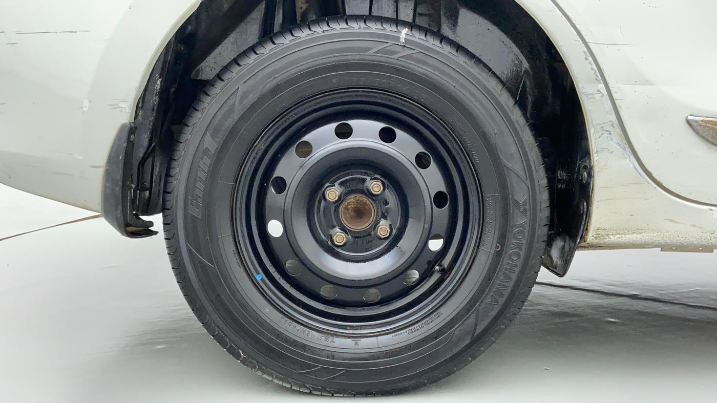 2017 Maruti Dzire VXI, CNG, Manual, 94,235 km, Right Rear Wheel