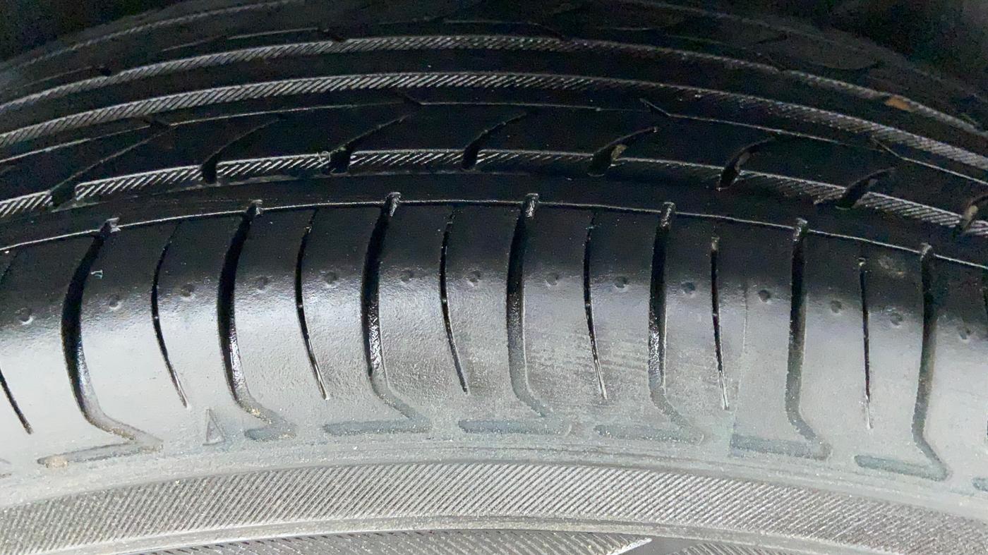 2017 Maruti Dzire VXI, CNG, Manual, 94,235 km, Left Rear Tyre Tread