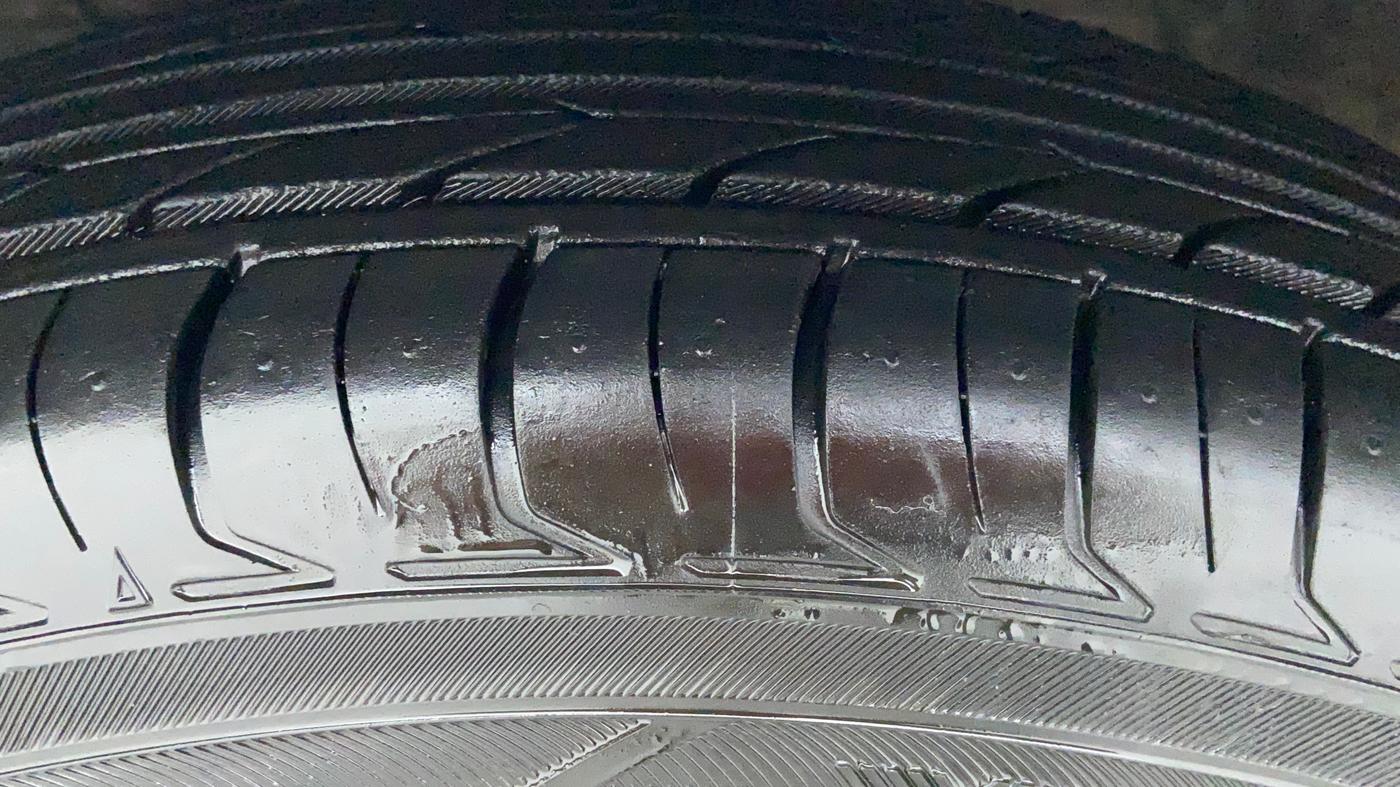 2017 Maruti Dzire VXI, CNG, Manual, 94,235 km, Left Front Tyre Tread