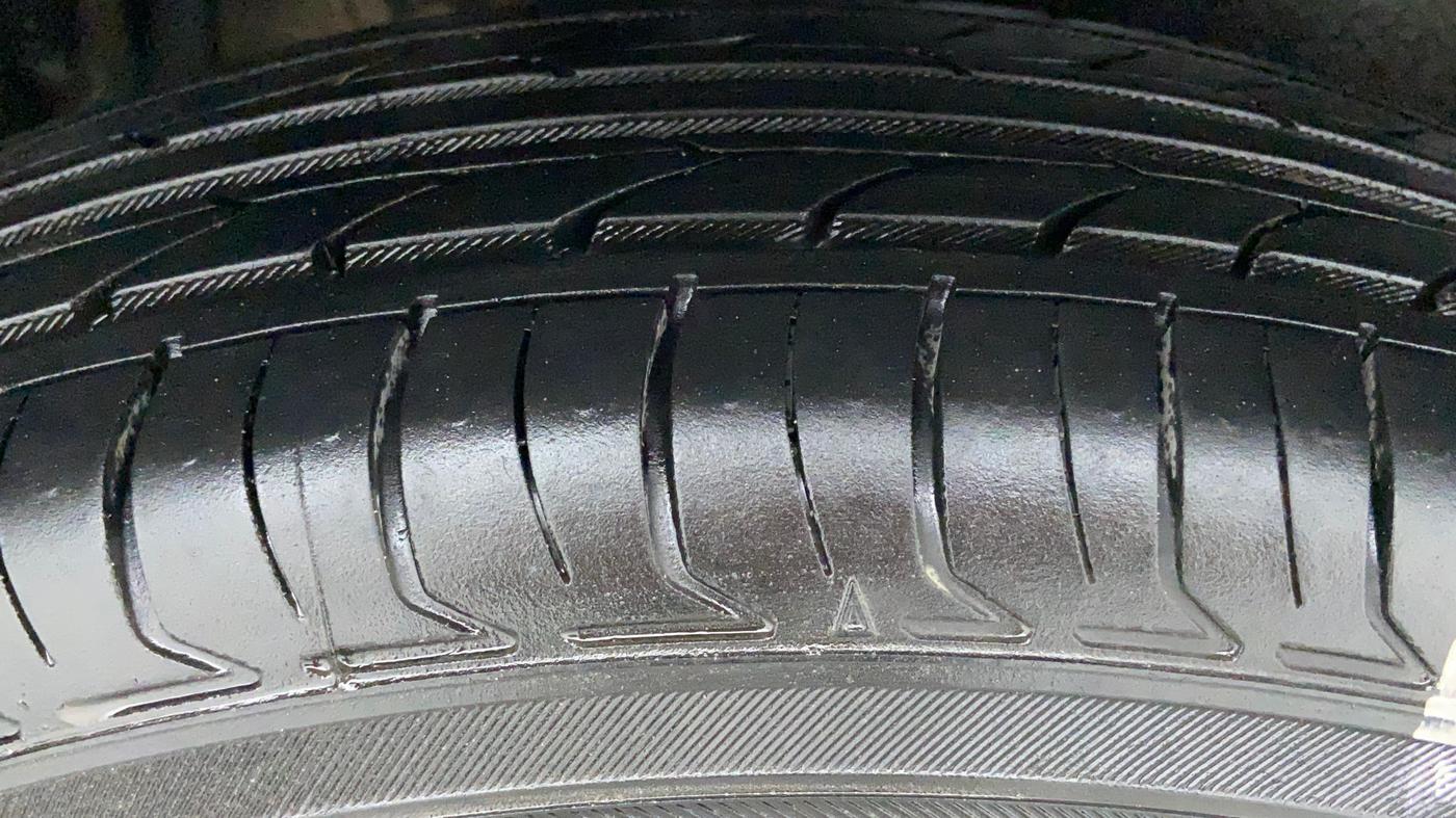 2017 Maruti Dzire VXI, CNG, Manual, 94,235 km, Right Rear Tyre Tread