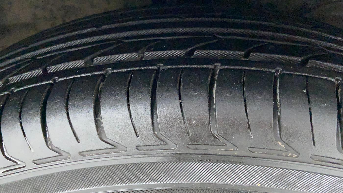2017 Maruti Dzire VXI, CNG, Manual, 94,235 km, Right Front Tyre Tread
