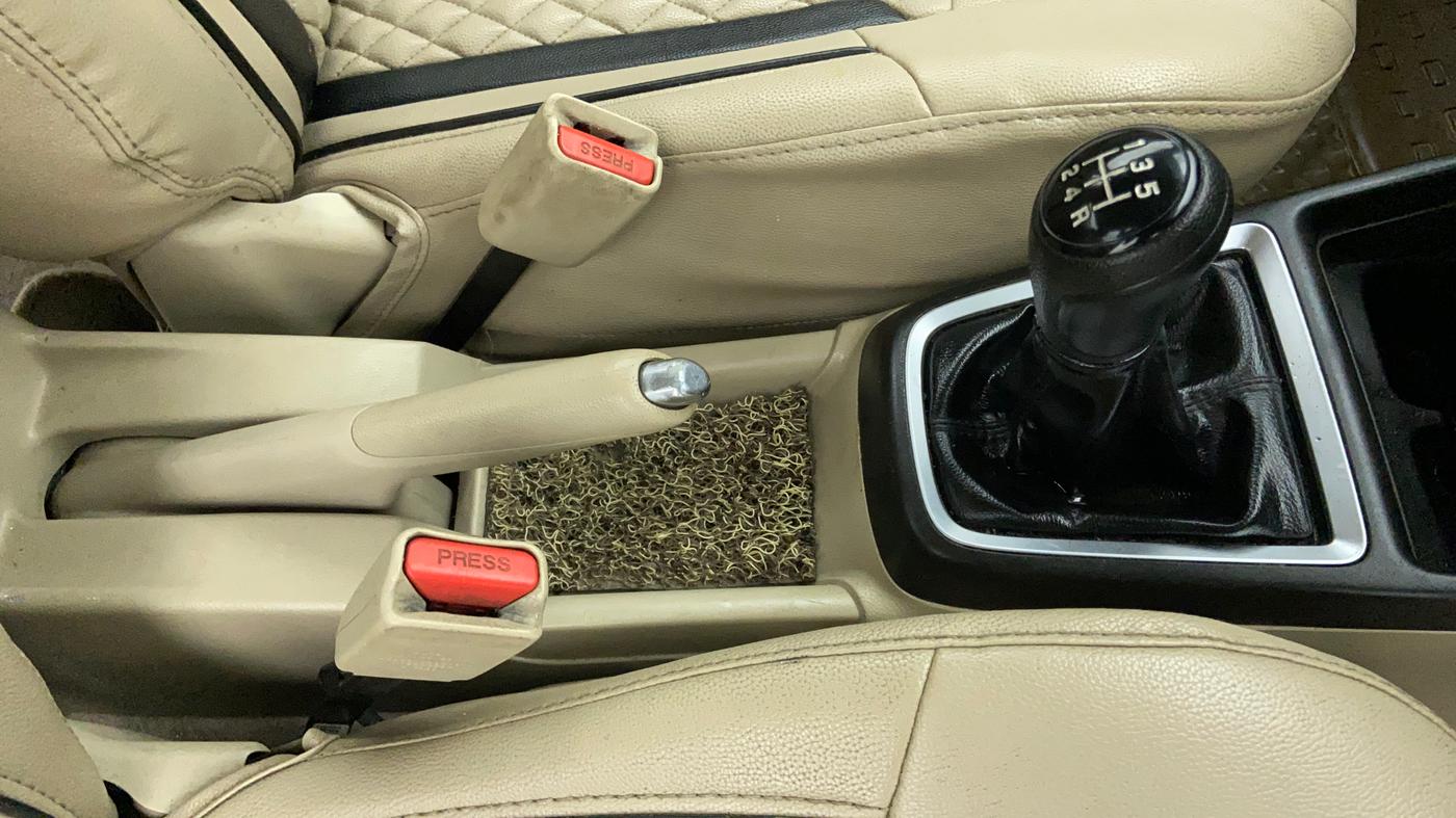 2017 Maruti Dzire VXI, CNG, Manual, 94,235 km, Gear Lever