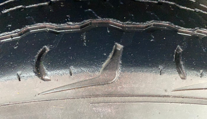 2017 Mahindra TUV300 T10, Diesel, Manual, 60,295 km, Right Front Tyre Tread