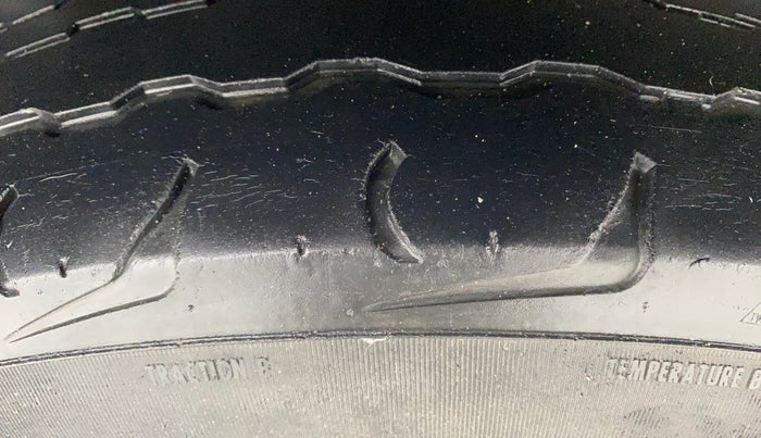 2017 Mahindra TUV300 T10, Diesel, Manual, 60,295 km, Right Rear Tyre Tread