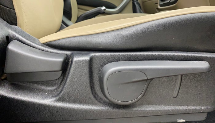 2017 Mahindra TUV300 T10, Diesel, Manual, 60,295 km, Driver Side Adjustment Panel