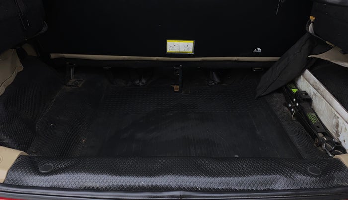 2017 Mahindra TUV300 T10, Diesel, Manual, 60,295 km, Boot Inside