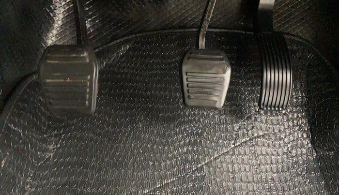 2017 Mahindra TUV300 T10, Diesel, Manual, 60,295 km, Pedals