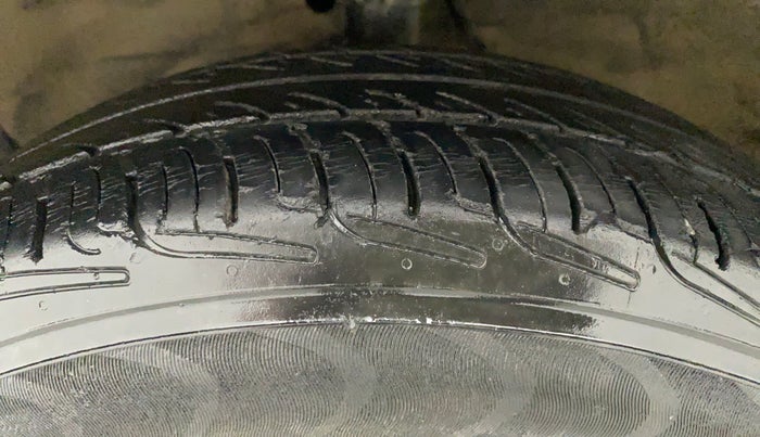 2011 Maruti Ritz VXI, Petrol, Manual, 89,458 km, Left Front Tyre Tread