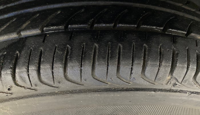 2015 Hyundai Eon D-LITE+, Petrol, Manual, 99,383 km, Left Front Tyre Tread