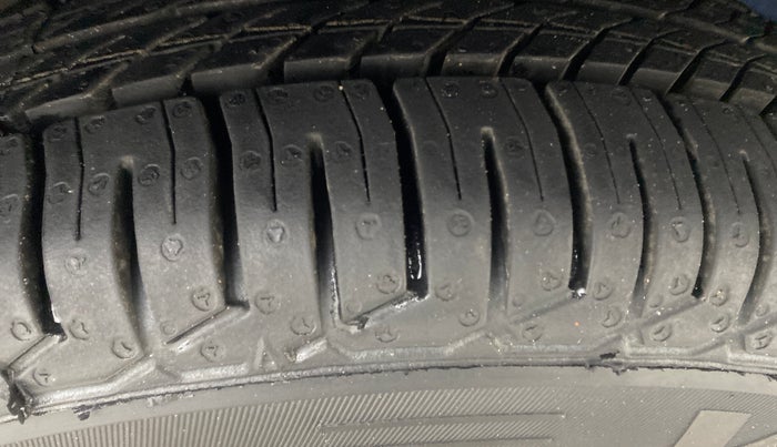 2015 Hyundai Eon D-LITE+, Petrol, Manual, 99,383 km, Right Front Tyre Tread