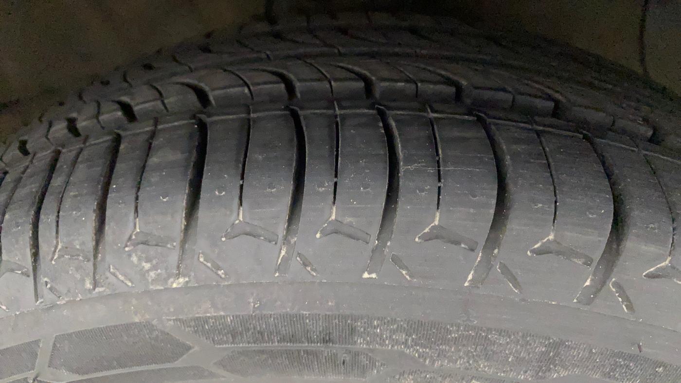 2017 Hyundai Grand i10 SPORTZ (O) AT 1.2 KAPPA VTVT, Petrol, Automatic, 76,899 km, Right Front Tyre Tread
