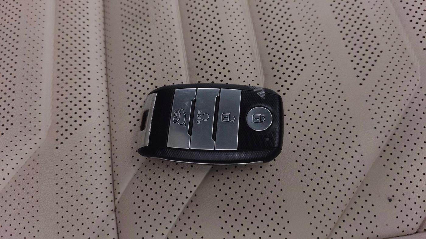 2022 KIA CARENS LUXURY PLUS 1.5 DIESEL AT 6 STR, Diesel, Automatic, 20,469 km, Key Close Up