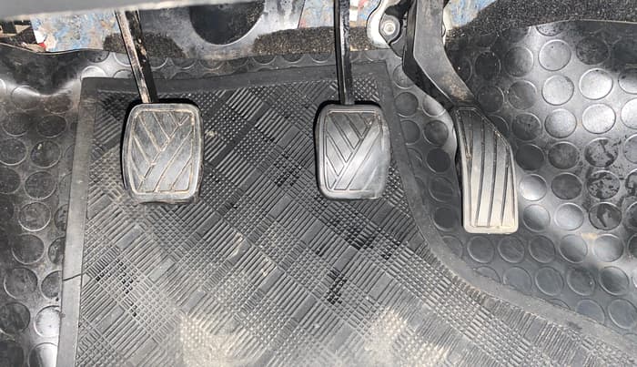 2016 Maruti Swift VXI, CNG, Manual, 94,818 km, Pedals