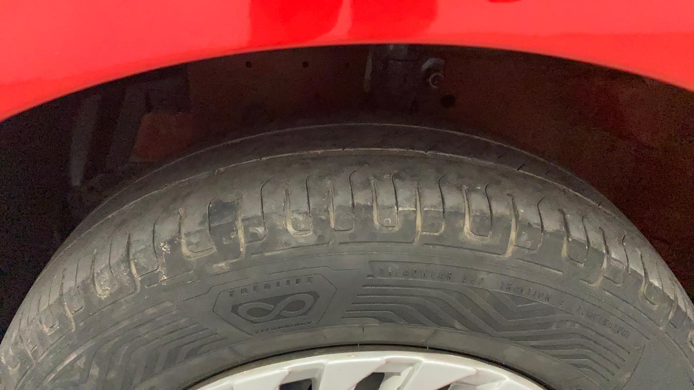 2016 Maruti Swift VXI, CNG, Manual, 94,818 km, Left Front Tyre Tread