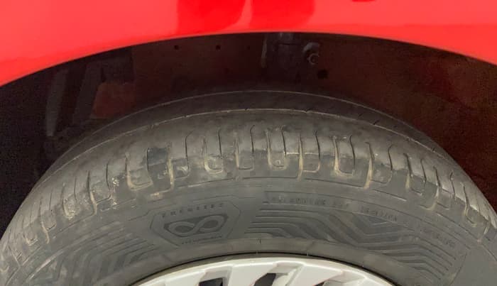 2016 Maruti Swift VXI, CNG, Manual, 94,818 km, Left Front Tyre Tread