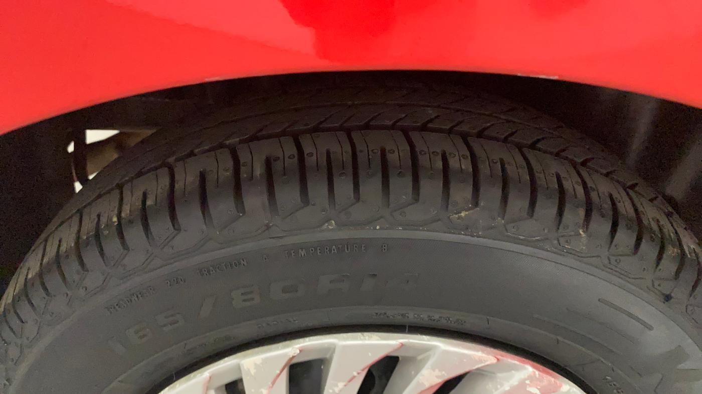 2016 Maruti Swift VXI, CNG, Manual, 94,818 km, Right Rear Tyre Tread