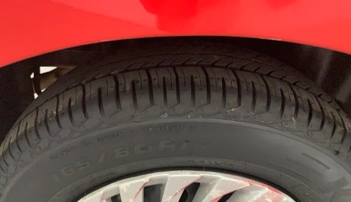 2016 Maruti Swift VXI, CNG, Manual, 94,818 km, Right Rear Tyre Tread