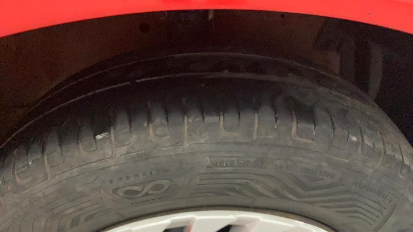 2016 Maruti Swift VXI, CNG, Manual, 94,818 km, Right Front Tyre Tread