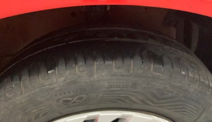 2016 Maruti Swift VXI, CNG, Manual, 94,818 km, Right Front Tyre Tread